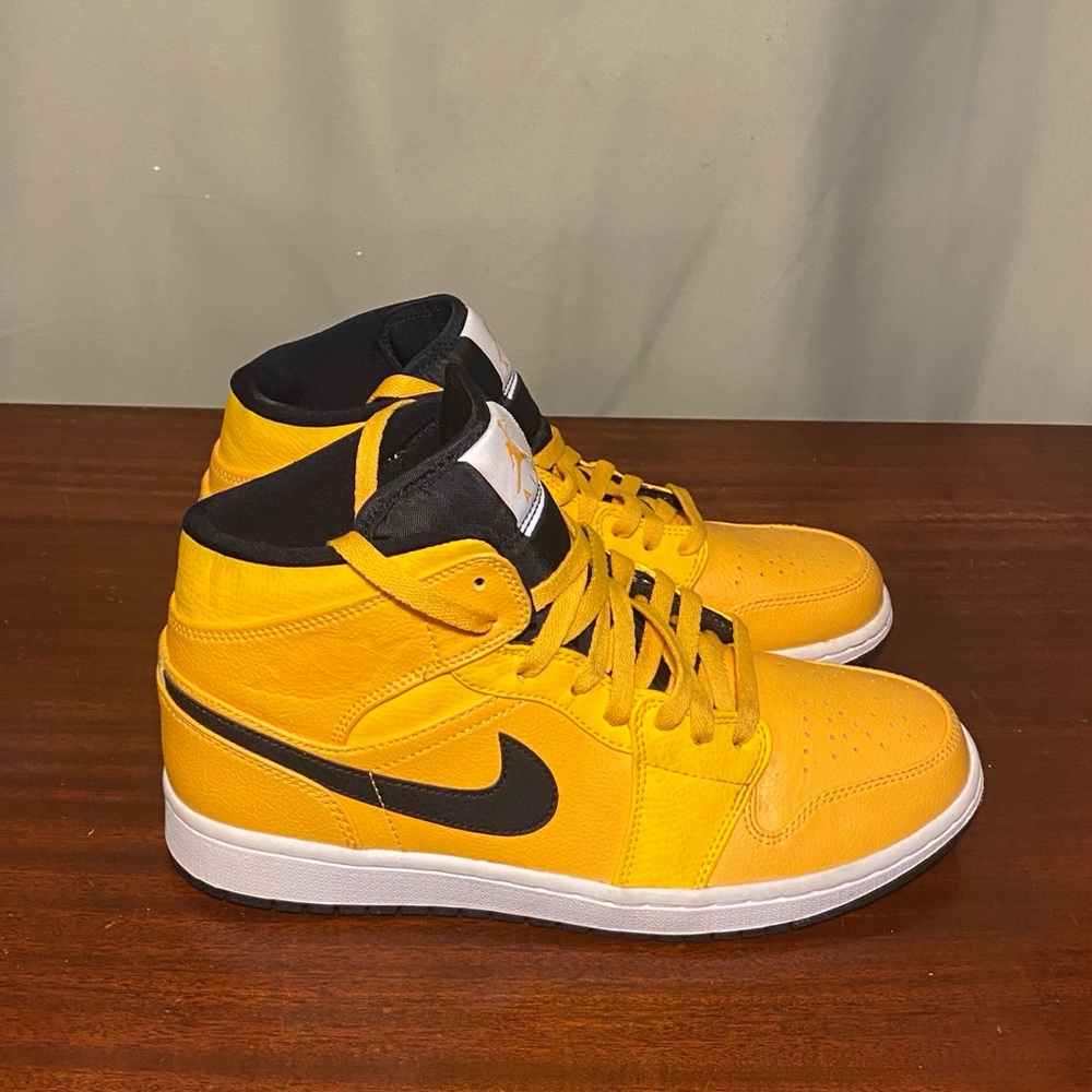 Jordan 1 Mid University Gold Black Basketball Shoes 554724-700 Mens size 10